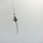 Collar protector con punta de cuarzo cristal natural