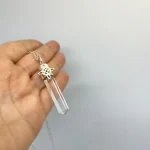 Joya artesanal en plata 950 con cuarzo cristal