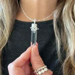 Collar de plata con diseño de nudo de bruja y piedra cuarzo