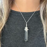 Talismán hecho a mano en plata con cuarzo cristal