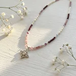 Collar nudo de bruja con cuarzo rosa, granate y perlas