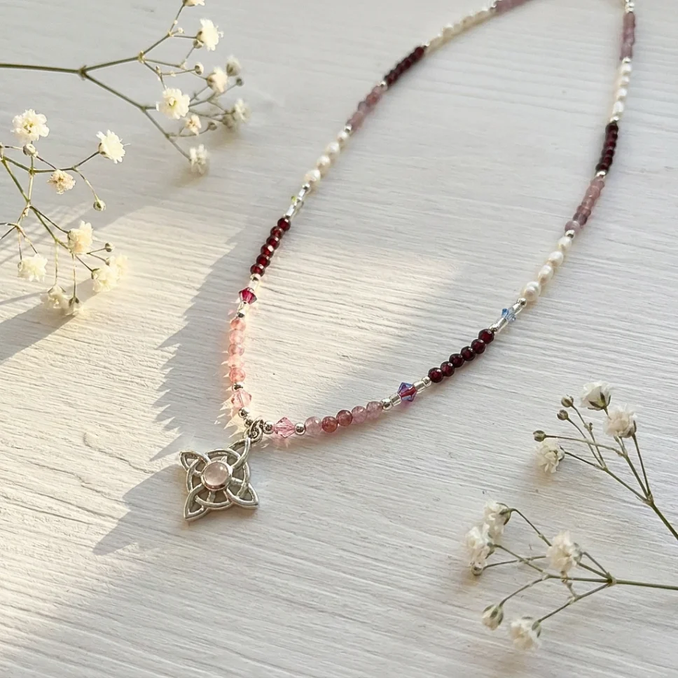 Collar nudo de bruja con cuarzo rosa, granate y perlas