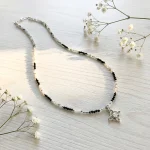 Collar nudo de bruja con turmalina negra y piedra luna