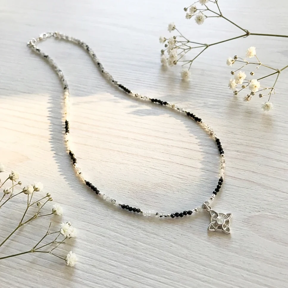Collar nudo de bruja con turmalina negra y piedra luna