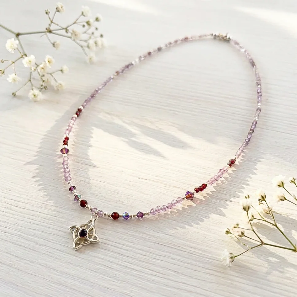 Collar nudo de bruja con amatista y granate hecho a mano
