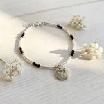 Pulsera con mostacillas de plata y onix naturales