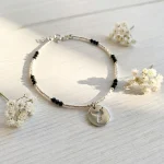 Pulsera con mostacillas de plata y onix naturales