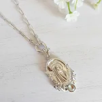 Colgante de fe inspirado en la Virgen de Lourdes con piedra natural
