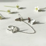 Aros ear cuff de plata con mariposa y cadena delicada