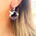 Aros de plata con diseño de colibrí y hoja