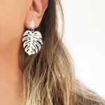 Aros inspirados en hojas de monstera tropical