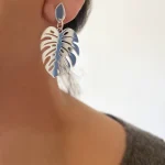 Joyería artesanal con diseño de hoja monstera