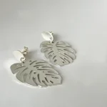 Aros de plata con forma de hoja natural