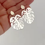 Aros Monstera artesanales con opción de piedra colgante