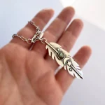 Colgante pluma de plata con diseño nocturno y labradorita