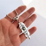 Colgante pluma de plata envejecida con labradorita mágica