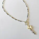 Collar Jacinta con broche marinero y piedras naturales