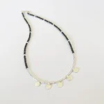 Joya hecha a mano con spinel negro y tachas de plata