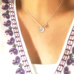 Collar delicado con medalla zodiacal y gota de piedra