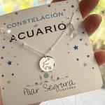 Detalle de collar de constelación hecho a mano en plata