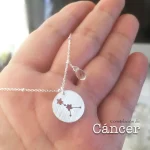 Collar elegante con medalla grabada de signo del zodiaco