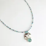 Collar hecho a mano con piedras calcedonia, lapislázuli y cuarzos
