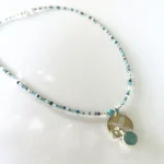 Collar simbólico de colibrí y calcedonia celeste artesanal