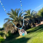 Collar con mix de piedras naturales y colgante de colibrí
