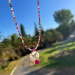 Collar con piedras naturales multicolor y calcedonia fucsia