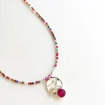 Collar hecho a mano con calcedonia fucsia y colibrí