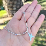 Collar de plata con colibrí volando y mostacillas brillantes