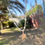 Collar artesanal con colgante de colibrí en vuelo y cristales Swarovski