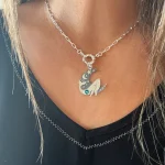 Detalle de colgante con ballena y luna tallada