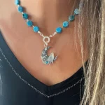 Colgante luna ballena hecho a mano en plata envejecida