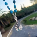 Joya artesanal de ballena nadando entre estrellas