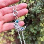 Colgante artesanal de luna floral ligera y elegante