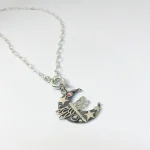 Joya artesanal con libélula y estrellas en forma de luna