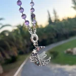 Detalle de colgante en plata con libélula tallada