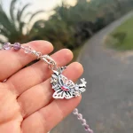 Detalle de colgante mariposa jardín con cristal brillante