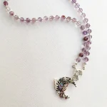 Colgante hecho a mano con mariposa y hojas en plata envejecida