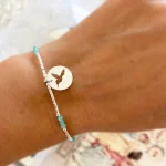 Pulsera de plata con piedras naturales y diseño delicado