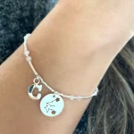 Pulsera delicada con cuarzo rosa, letra y signo zodiacal