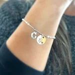 Joya artesanal con cuarzo rosa y detalles en plata