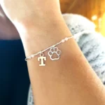 Pulsera de cuarzo rosa con colgantes significativos