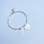 Pulsera artesanal de cuarzo rosa y plata personalizada con letra y signo