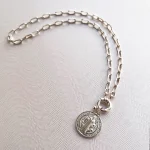 Medalla San Benito artesanal en plata con detalles grabados