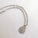Colgante protector San Benito en plata fina