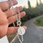 Medalla de San Benito por ambos lados con cadena de plata