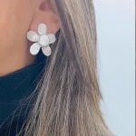 Aros de flor elegantes con perlas genuinas