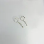 Pendientes elegantes con diseño de argolla y perlas